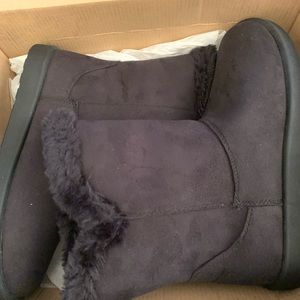 Women’s NEW Snow boots size 8 Roebuck & co
